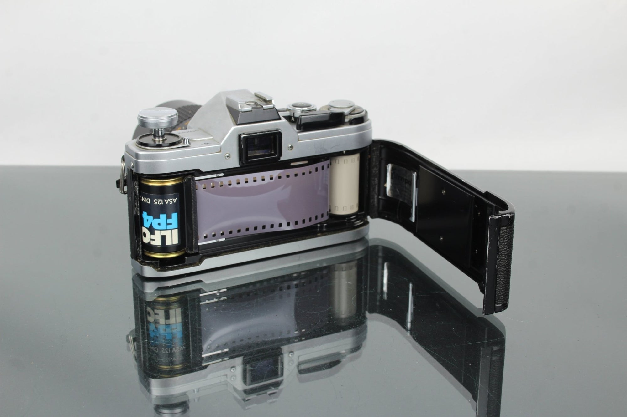 Canon AT - 1 + Viabrillant MC 135mm f/2.8 lens (FD mount) - Dutch|Thrift